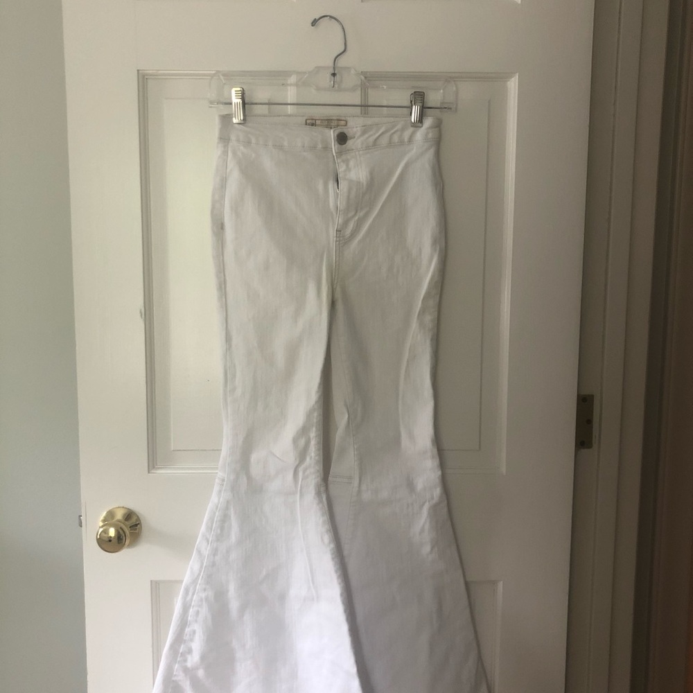 Wide legged white denim jeans by Frame